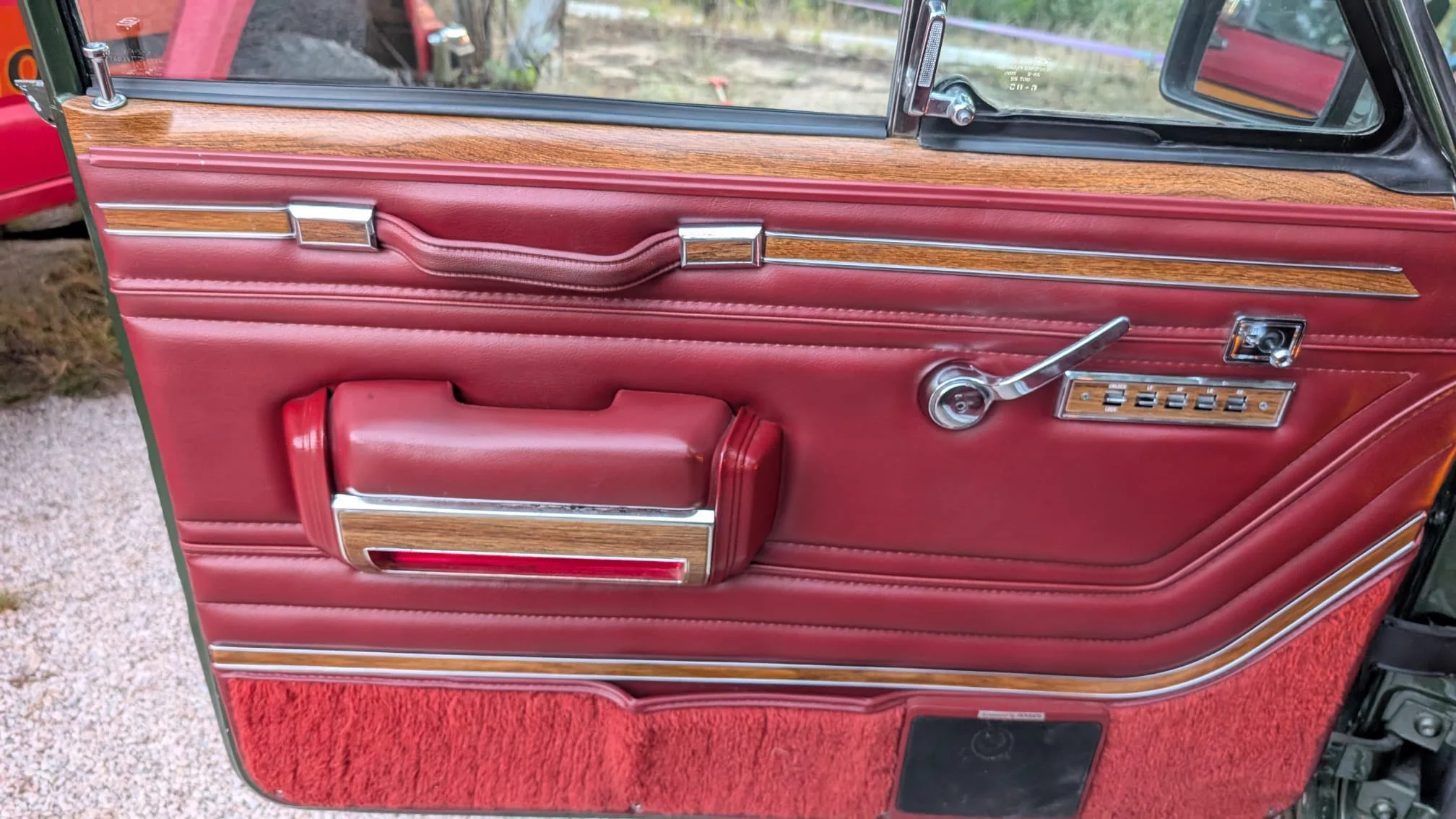 jeep-grand-wagoneer-interior-woodgrain-door-trim-01.jpg