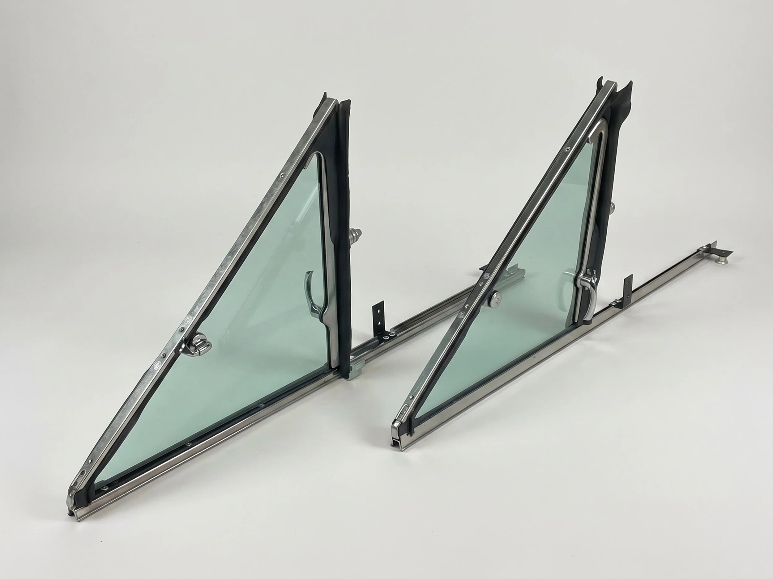 jeep-wagoneer-vent-window-assembly-restored-pair-02.jpg