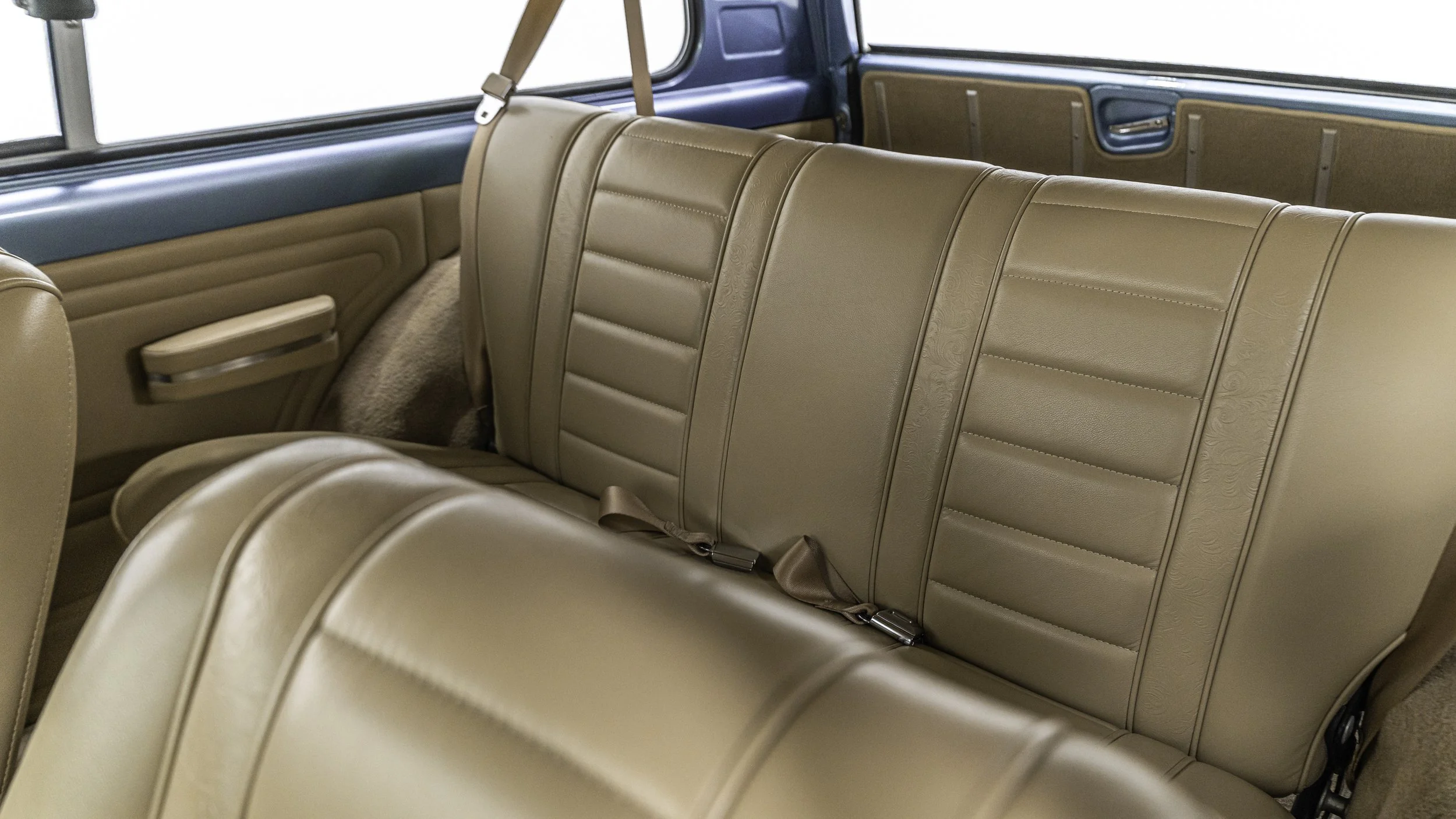 jeep-cherokee-interior-component-restoration-03.jpg (Copy)