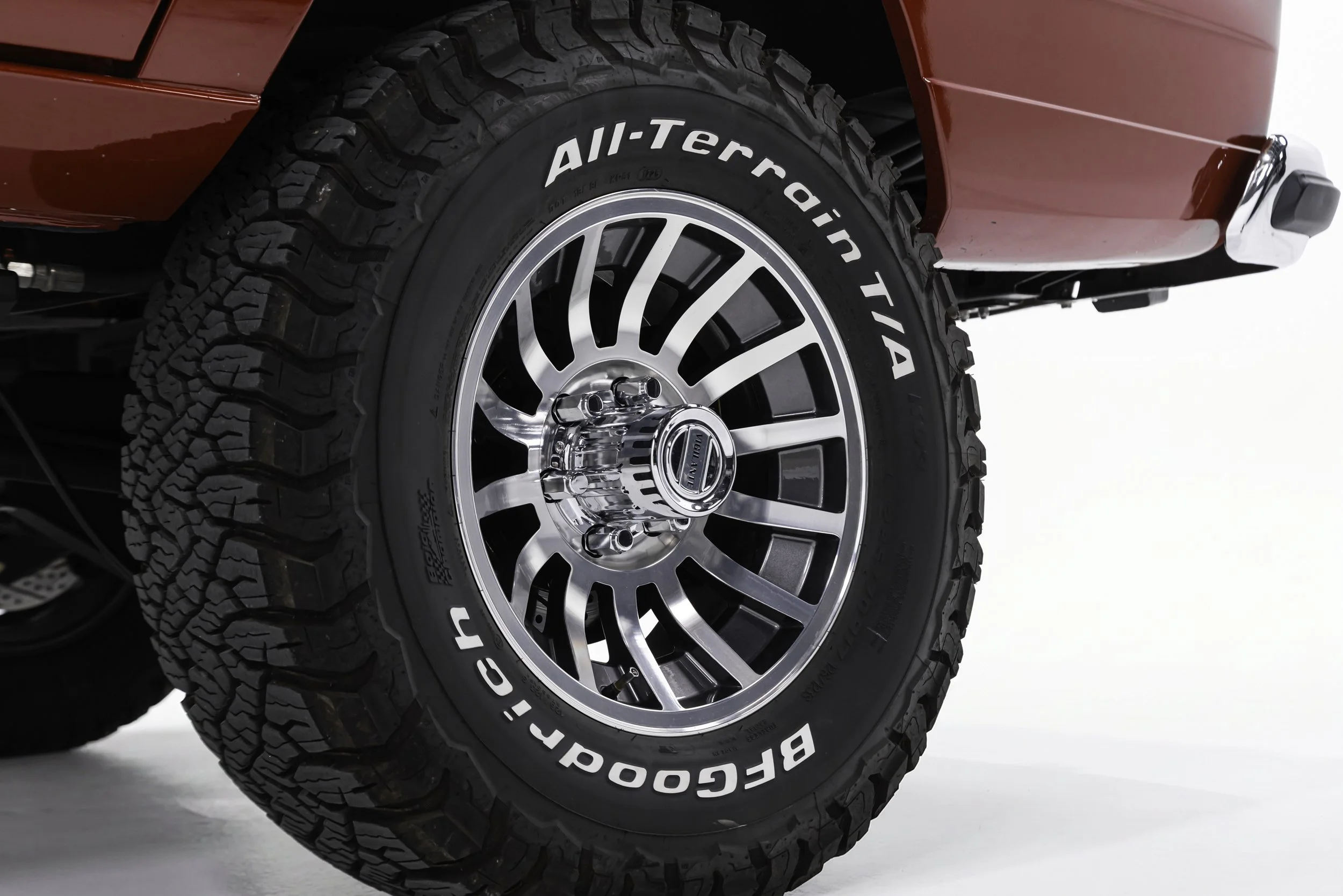 vigilante-17-inch-turbine-wheels-jeep-grand-wagoneer-installed-08.jpg