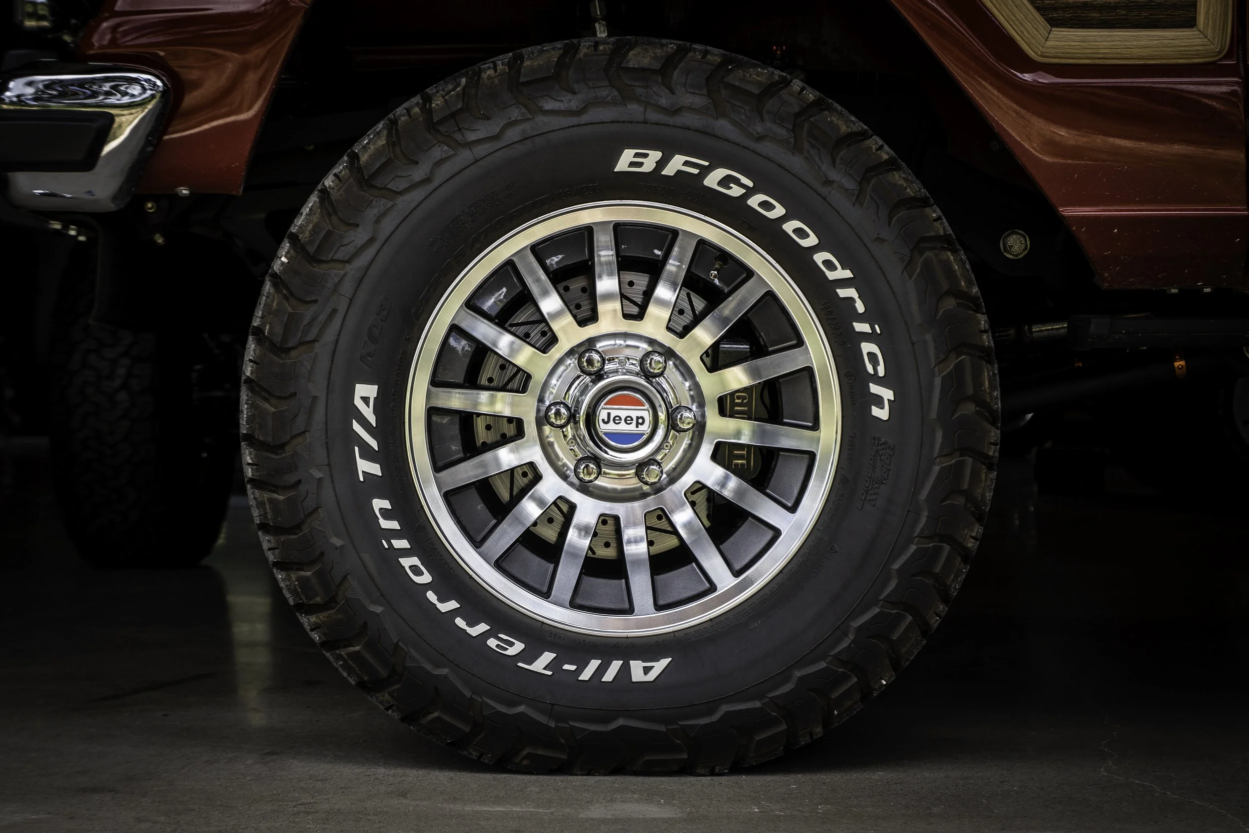 heritage-red-white-blue-jeep-wheel-center-cap-02.jpg