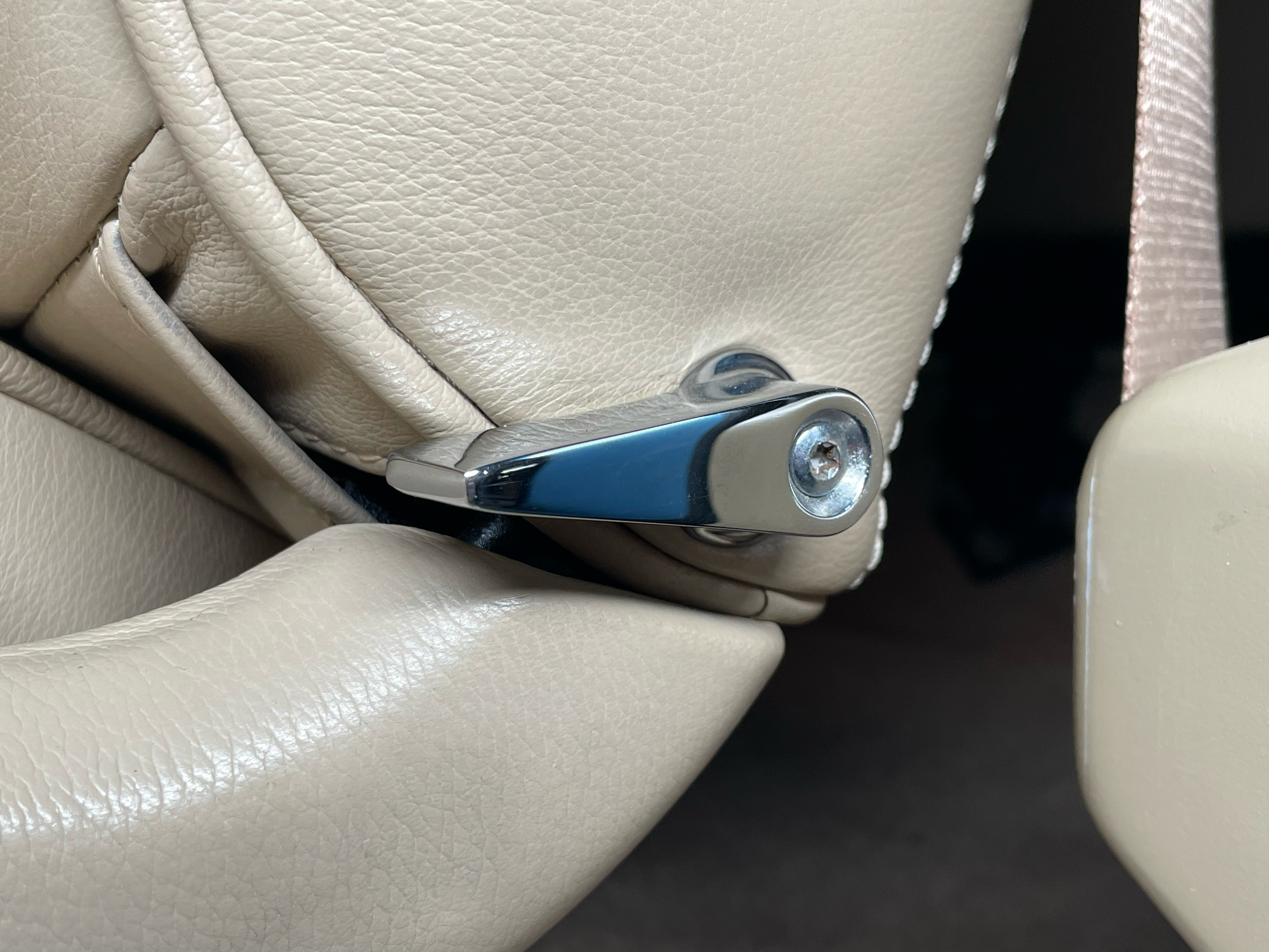 fsj-seat-tilt-release-lever-02.png