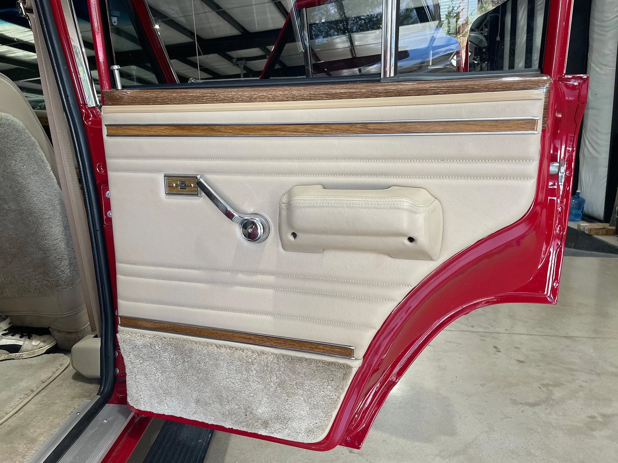 jeep-grand-wagoneer-interior-woodgrain-door-trim-11.jpg