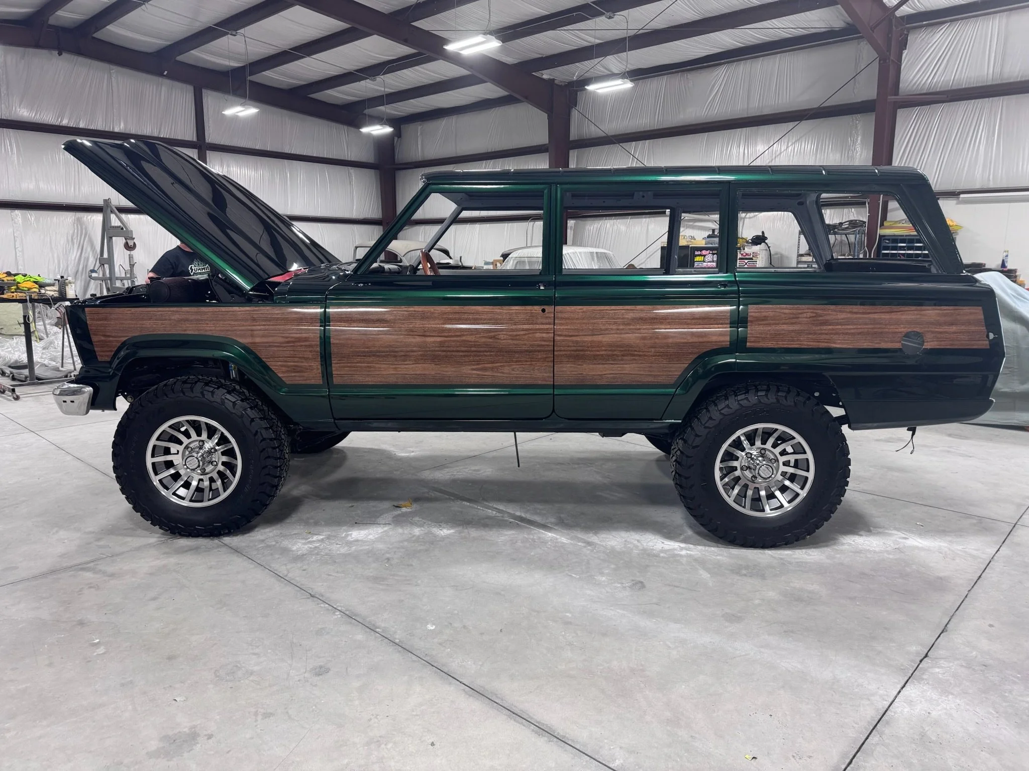 vigilante-17-inch-turbine-wheels-jeep-grand-wagoneer-installed-09.jpg