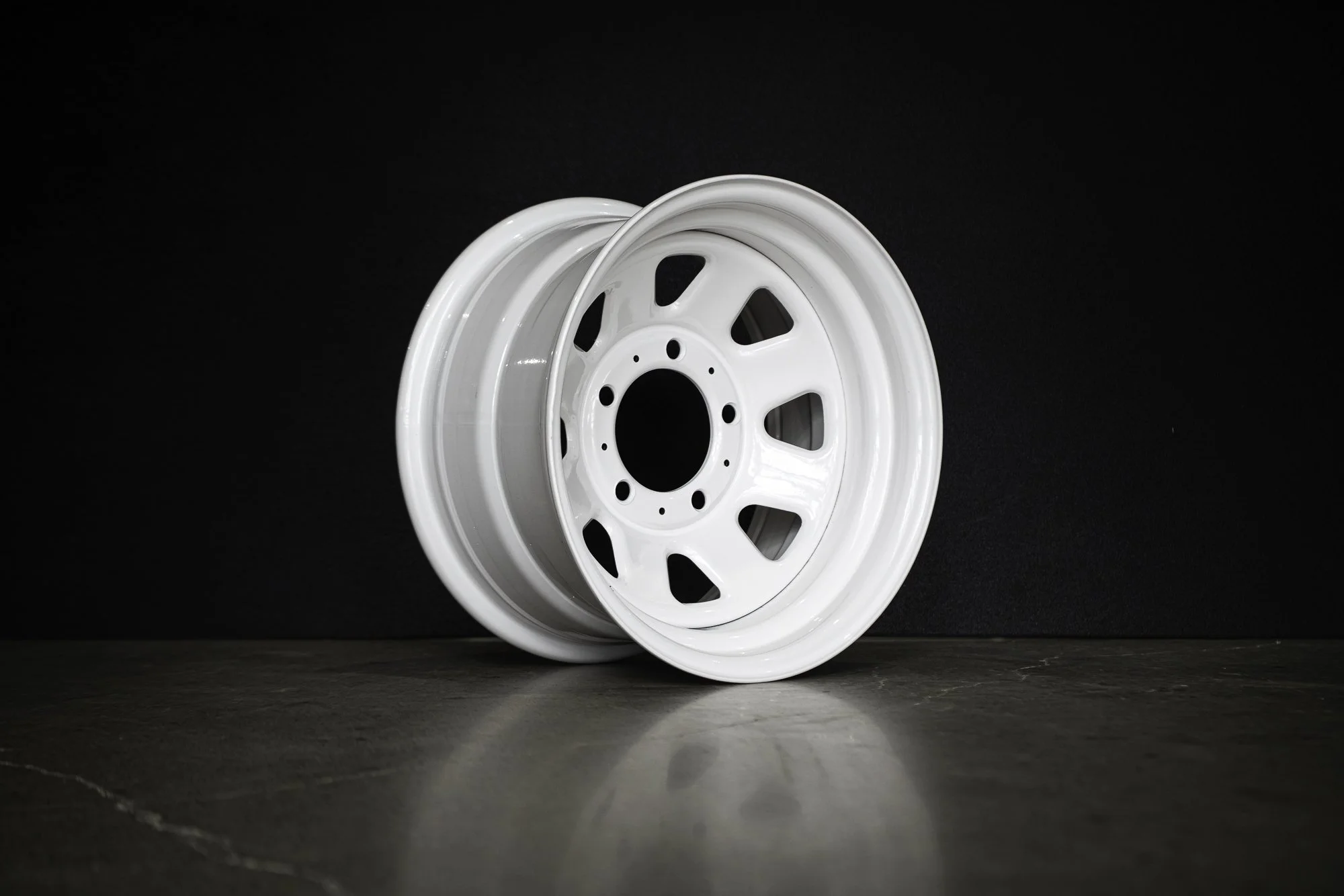 jeep-cj-15x8-white-steel-wheel-restored-oem-5-lug-02.jpg