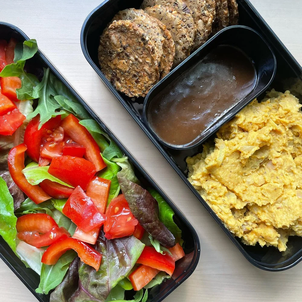 Thought my lunchbox was pretty cute today! Implementing @glucosegoddess hacks by starting off with veggies/vinegar (a simple salad with balsamic vinaigrette), then homemade curry chickpea salad with golden raisins and @marysgonecrackers . Enjoying a 