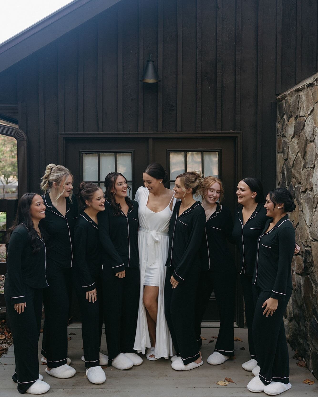 Bridal party glam attire made cozy for these cooler temps❄️ We had a blast spending time with Madison and her girls a few weekends ago at @hawkesdene! 

📸: @dylankalephoto