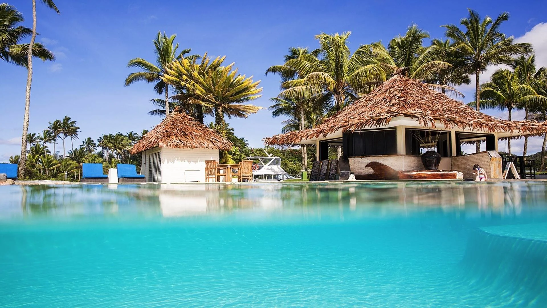 Poolbar_The-Pearl-Resort_compressed.jpg