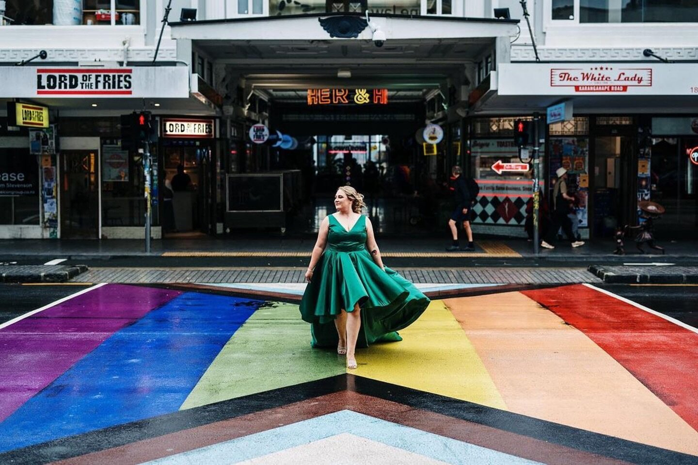 LOVE 💜💙💚💛🧡&hearts;️// Zoe always knew she wanted to wear an emerald 👗 dress for her wedding. See Zoe &amp; Jon&rsquo;s super-fun white wedding with an emerald twist featured in our online wedding gallery 🌈 www.brideandgroom.co.nz/inspiration/z
