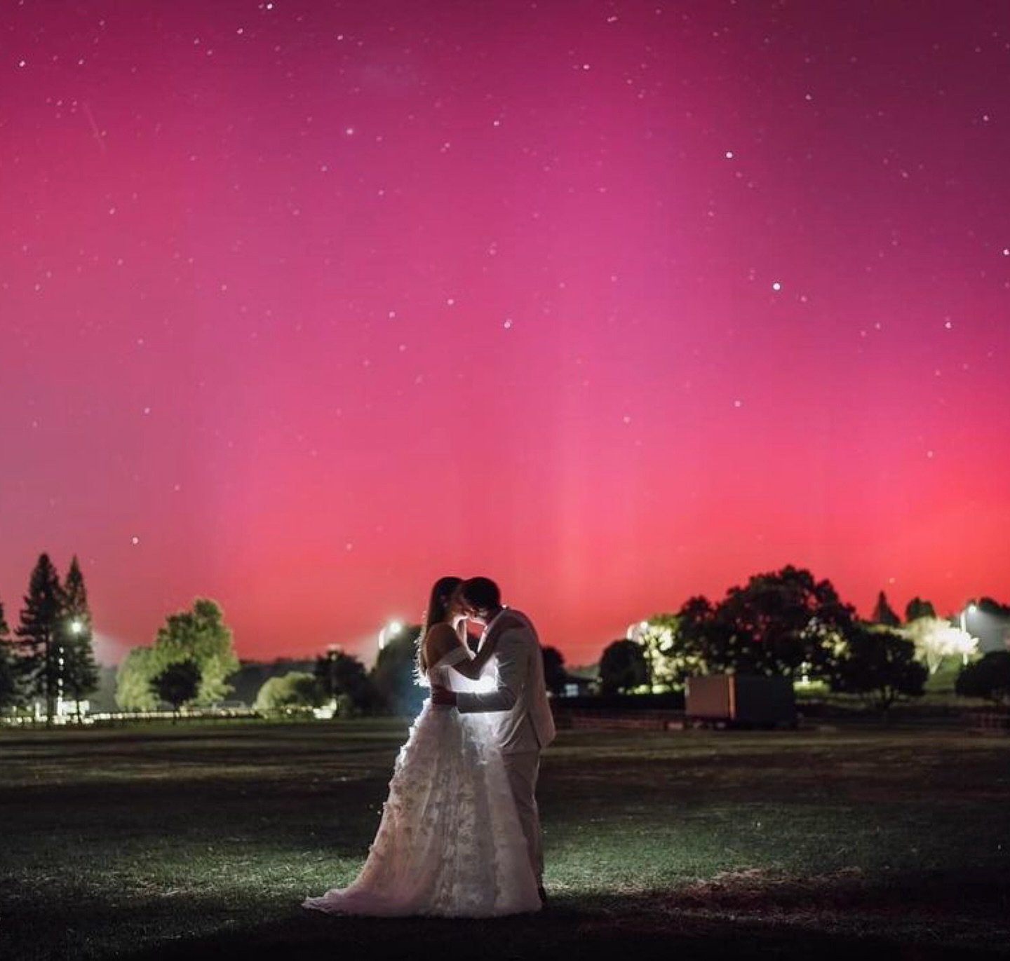 💜🩷❤️ !WOW! 💜🩷❤️ 
Eve &amp; Kelsin wedding portrait with the stunning Aurora Australis ~ captured last night by @gregcampbell.photo ✨
.
.
.
#auroraaustralis #auroraaustralisnz #nzbrideandgroom #onceinalifetime #aurora