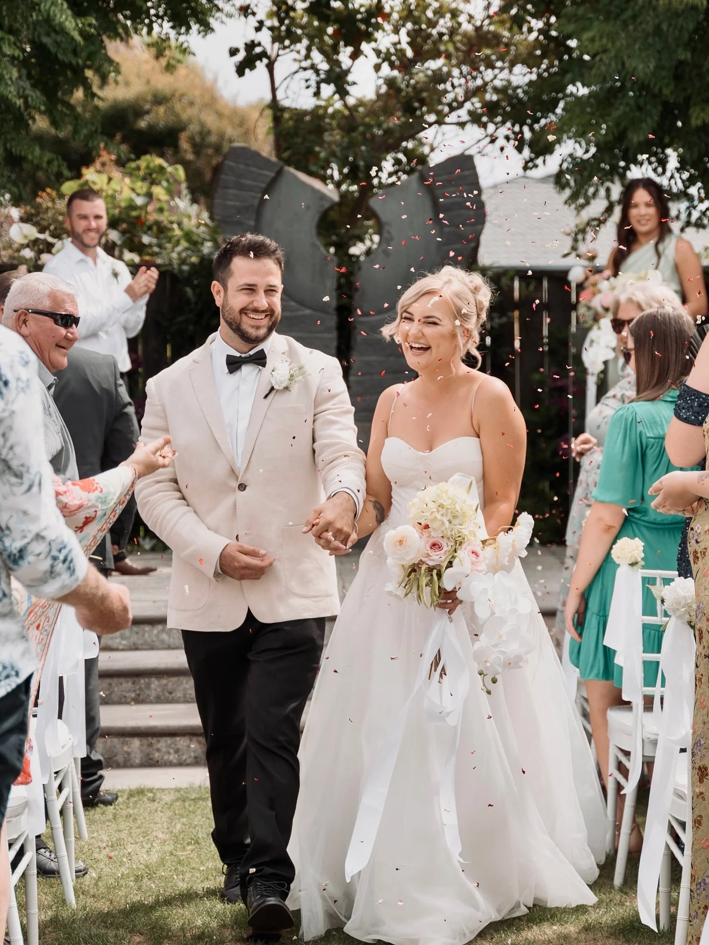 REAL LOVE 🤍 NEW WEDDING FEATURE // Amie &amp; Benjamin&rsquo;s day was a perfect blend of timeless style and personal touches &mdash; from a surprise ceremony message to DIY florals, gold accents, a Polaroid guestbook, and even musical chairs! 💗 Th