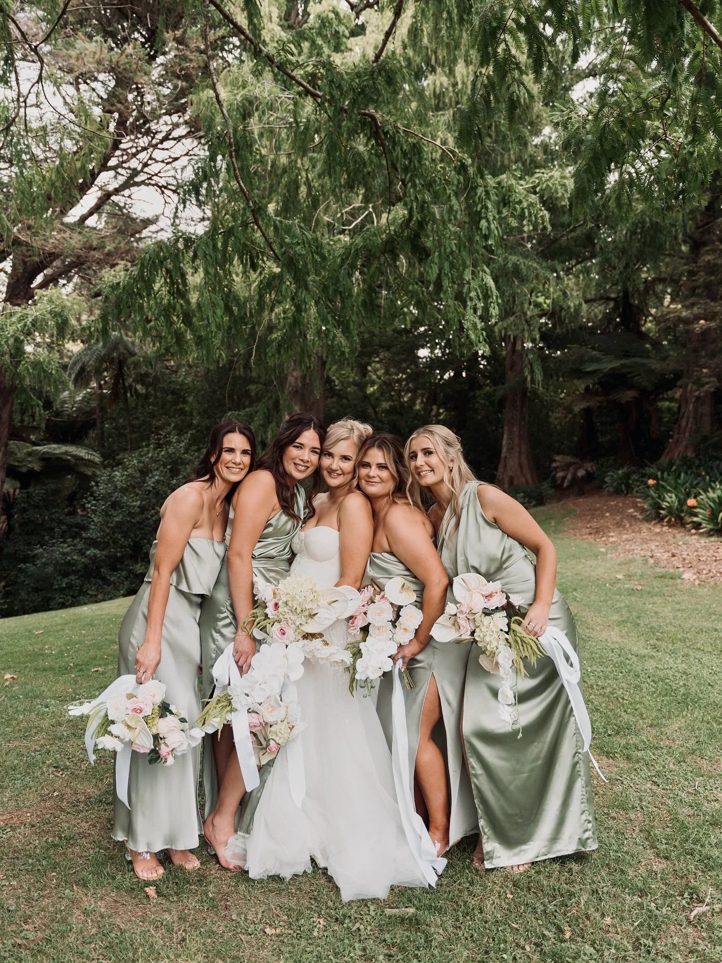 REAL LOVE 💖 WEDDING FEATURE // Celebrating love with Amie and her beautiful bridesmaids. 
Amie &amp; Benjamin&rsquo;s day was a perfect blend of timeless style and personal touches &mdash; from a surprise ceremony message to DIY florals, gold accent