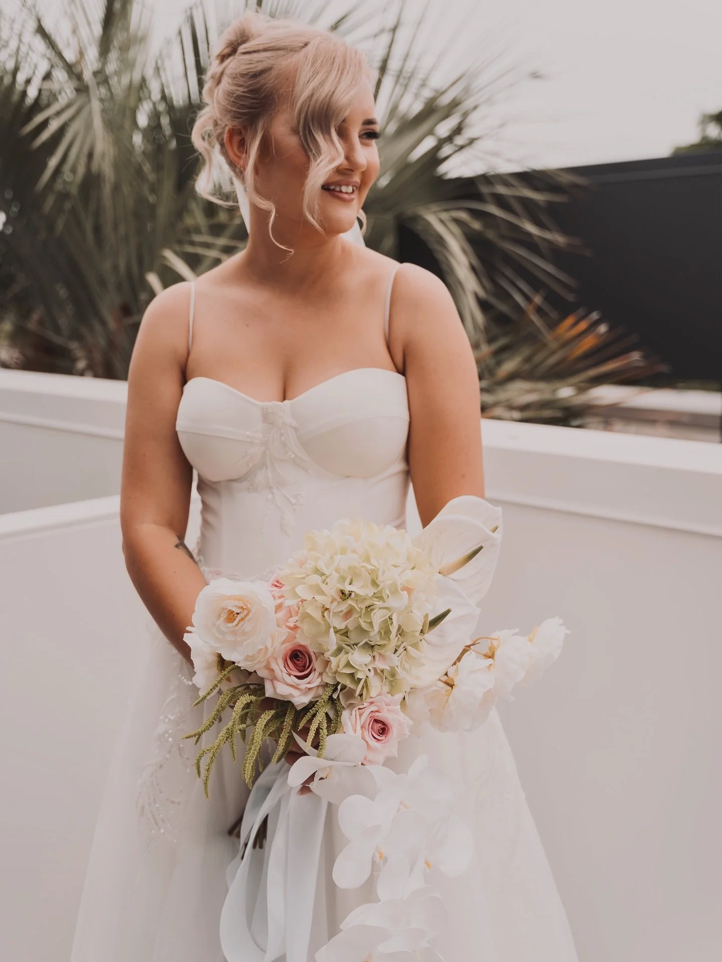 LOVE 🌸 WEDDING DETAILS // How talented is bride Amie and her whanau at creating floral arrangements for her big day? - using faux flowers, real florists&rsquo; blooms, and home-grown hydrangeas, they pulled it all together so beautifully. 💖 See Ami