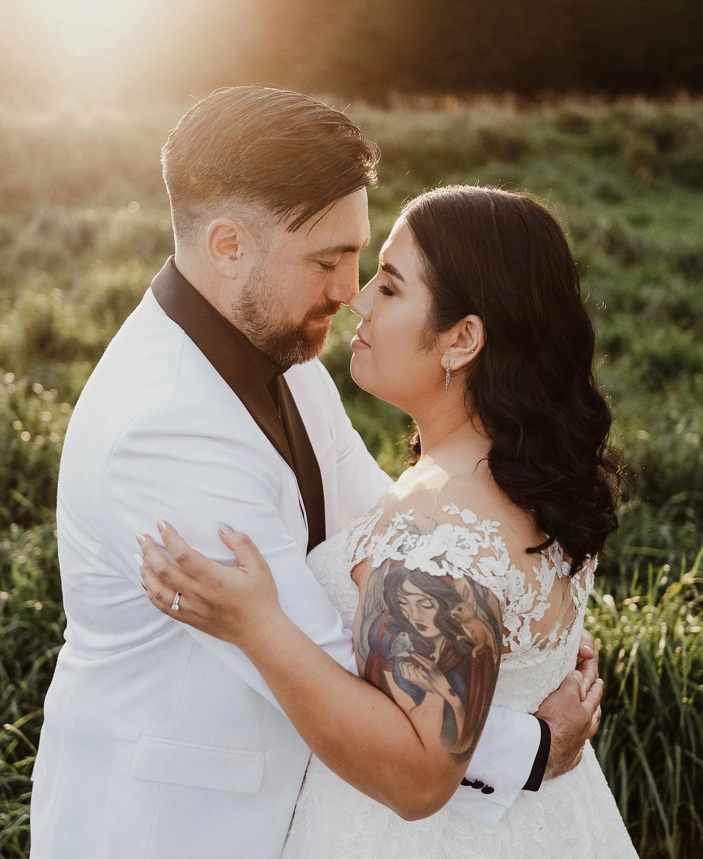 REAL LOVE 🤍 NEW WEDDING FEATURE // When a quiz result and a game of rock, paper, scissors create a dream wedding! Brad &amp; Erin&rsquo;s chic rustic celebration was full of personality &mdash; from homemade confetti and a shot wall to a heartfelt M