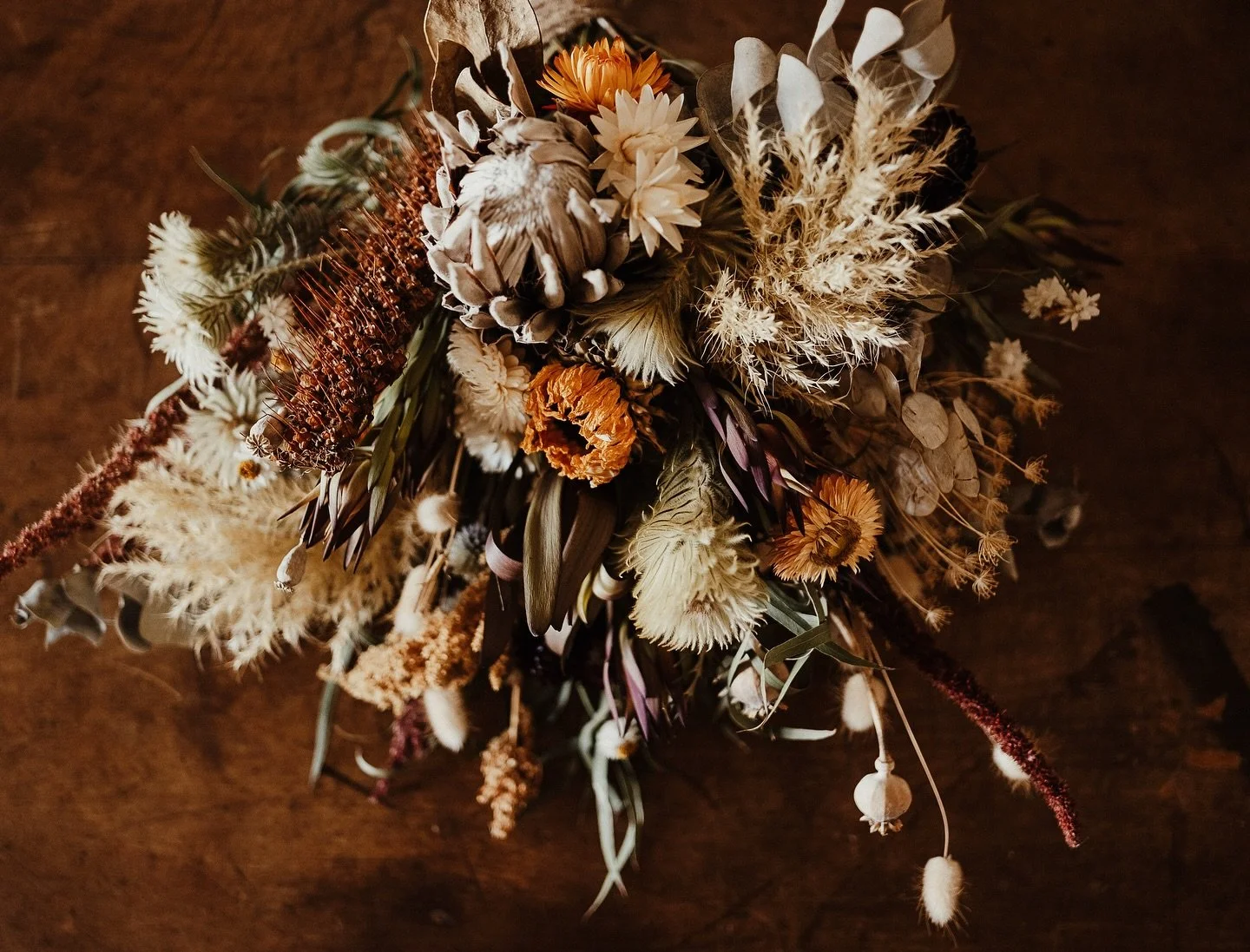 DETAILS 🧡 WEDDING FEATURE // Erin &amp; Brad&rsquo;s chic rustic wedding was a heartfelt project for everyone involved. Their florist, @purpledahliafloraldesign grew all the flowers for the wedding, with colours and style planned ahead, they dried f