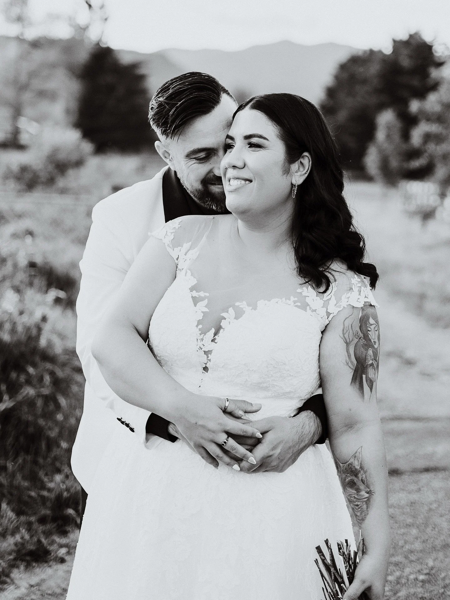 REAL LOVE 🤍 NEW WEDDING FEATURE // A quiz result and a game of rock, paper, scissors inspired a dream wedding! Brad &amp; Erin&rsquo;s stylish rustic celebration was filled with personality &mdash; featuring homemade confetti, a shot wall, a heartfe