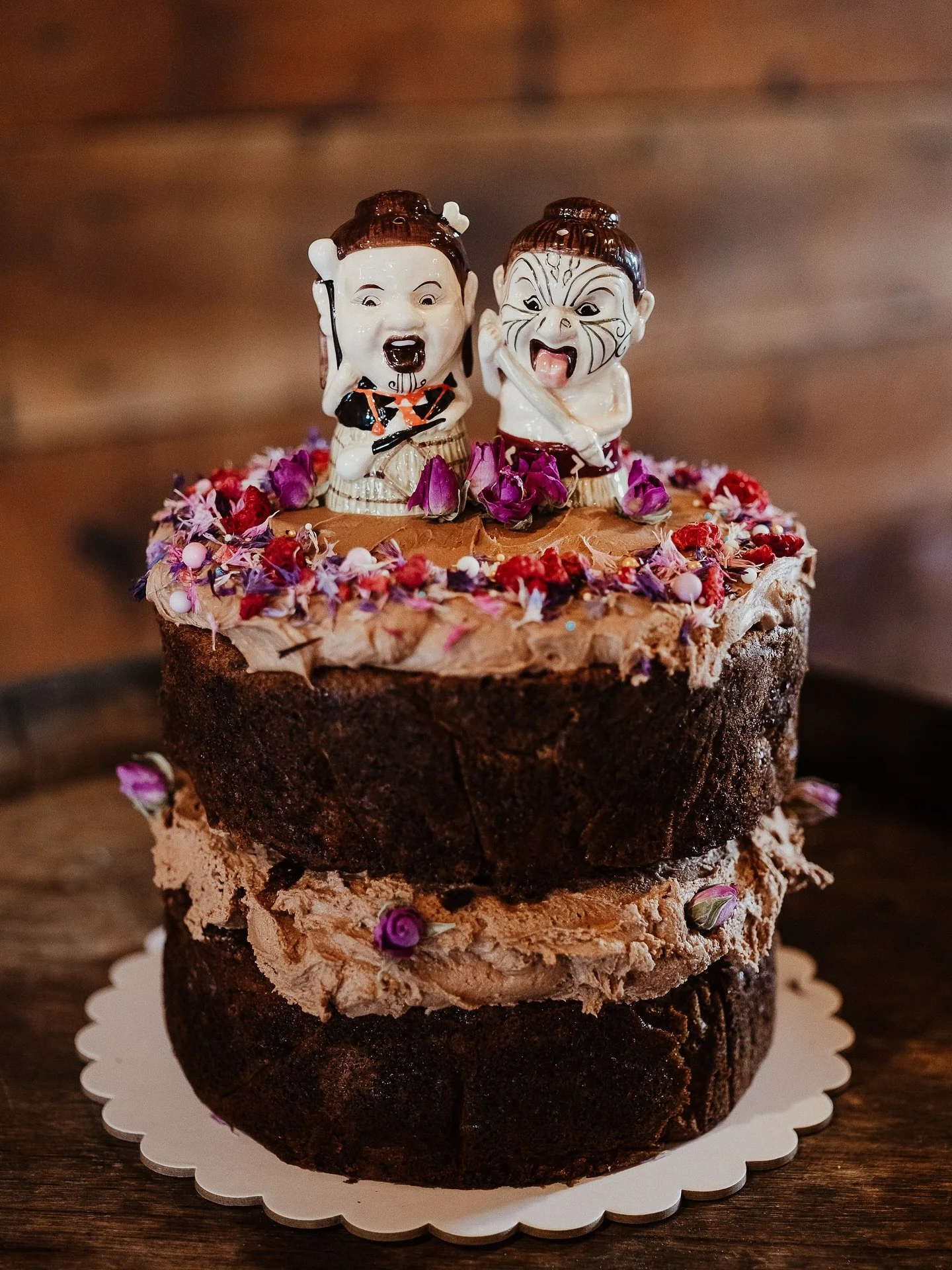 LOVE 🍰 DETAILS // &lsquo;Our vintage cake toppers have a fun backstory &mdash; they&rsquo;re actually salt and pepper shakers! Brad bought them years ago before attending one of his groomsmen&rsquo;s weddings in Hawaii and used the male shaker as a 
