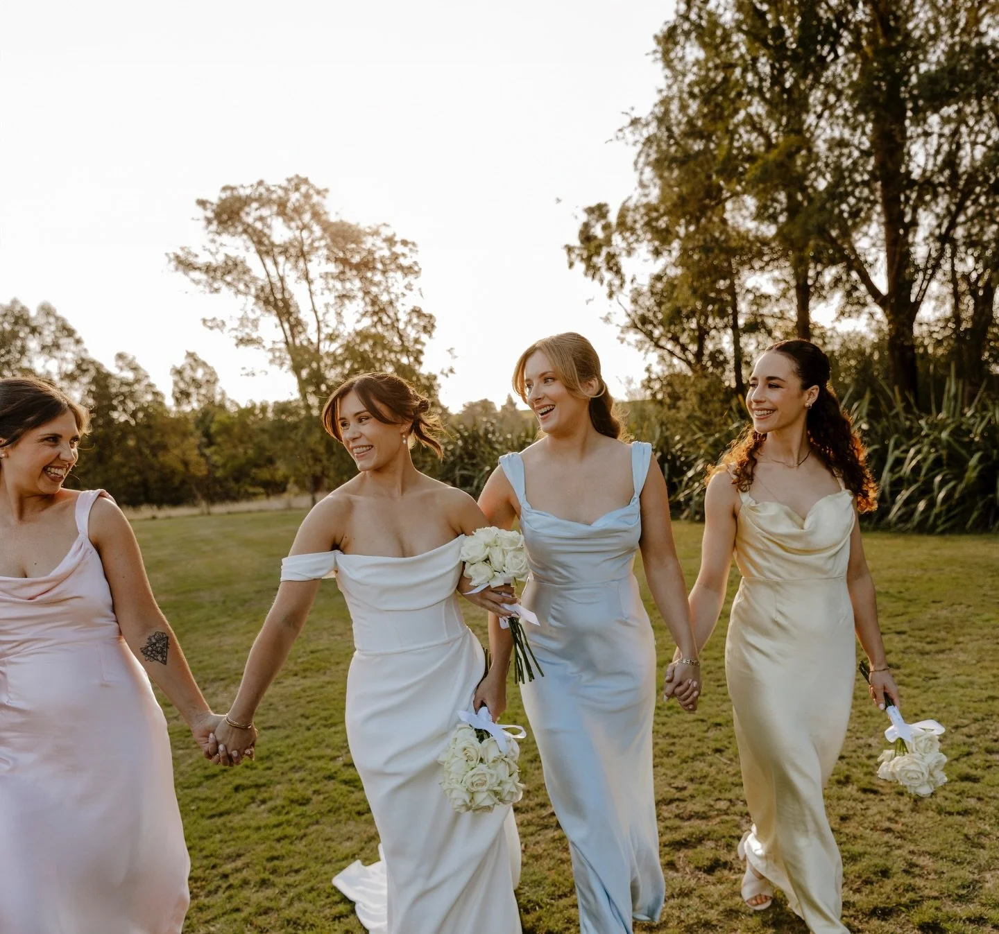 REAL LOVE 🩷🤍🩵💛 NEW WEDDING FEATURE ✨ Golden hour magic with Tasha and her gorgeous bridesmaids &mdash; pastel dresses, white blooms, and the happiest energy. ✨
View Tasha &amp; Ryan&rsquo;s elegant wedding day in our feature gallery 👉
www.bridea