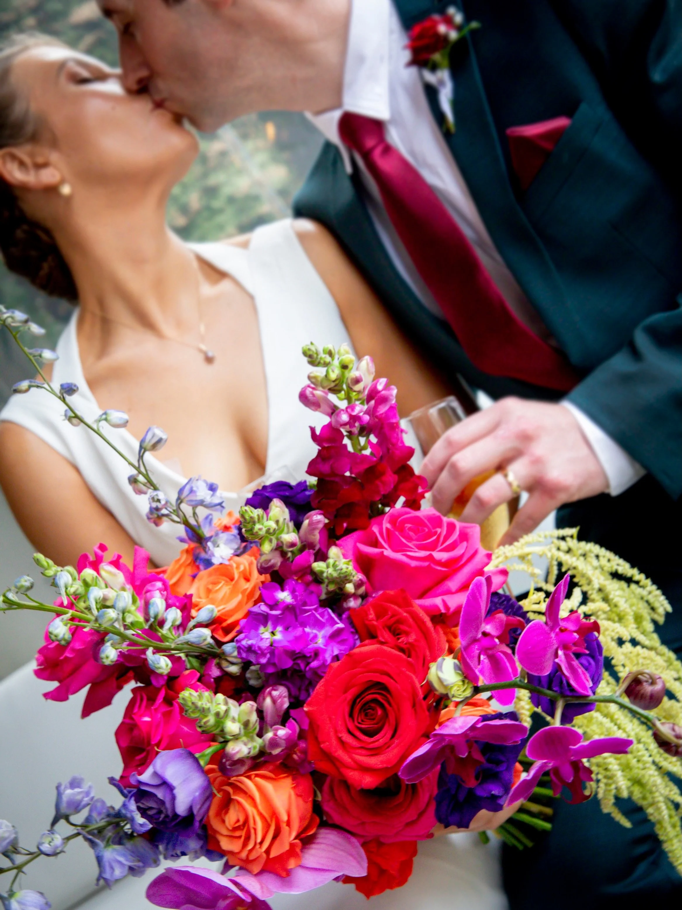 💖 Happy Fri-yay Florals! 🌸🌺🩷🌺🌸
See Roz &amp; Dan&rsquo;s vibrant wedding celebration online now www.brideandgroom.co.nz/inspiration/roz-dan
Florals @wildbloomsnz 
Photography @jaxatstillvision @stillvisionstudioqueenstownnz 
Venue @mantells_ 
D
