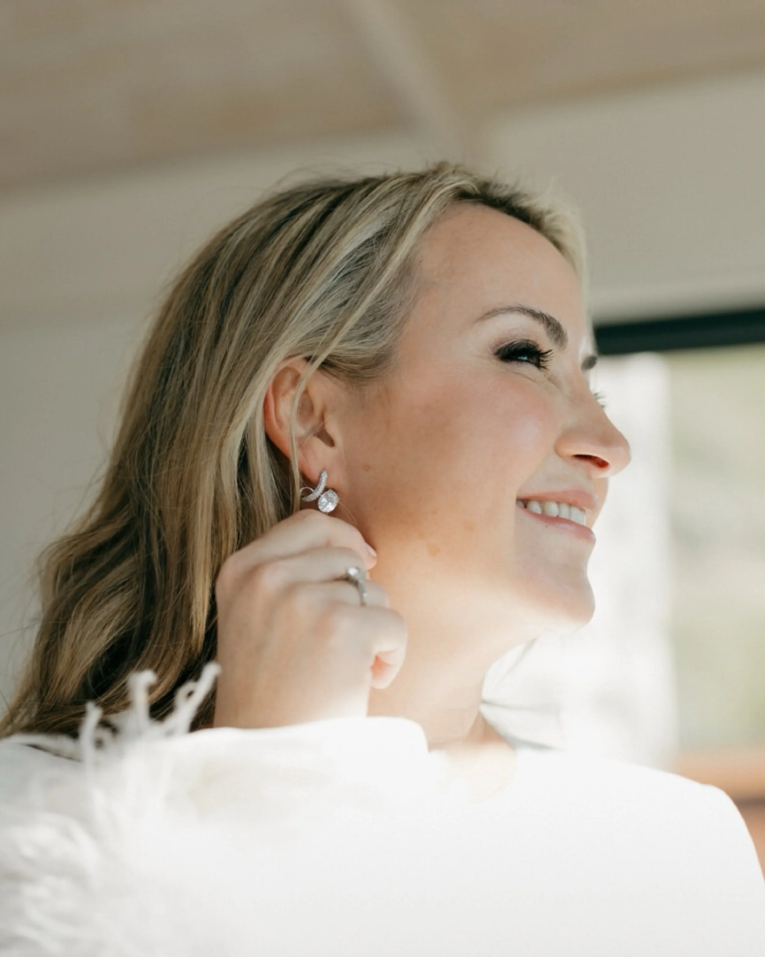 ADVICE 🤍// GETTING READY PHOTOS 📷 The &ldquo;getting ready&rdquo; moments on your wedding day are filled with anticipation, emotion, and beautiful details &mdash; and they help tell the full story of your day. Transform your prep time into a calm, 