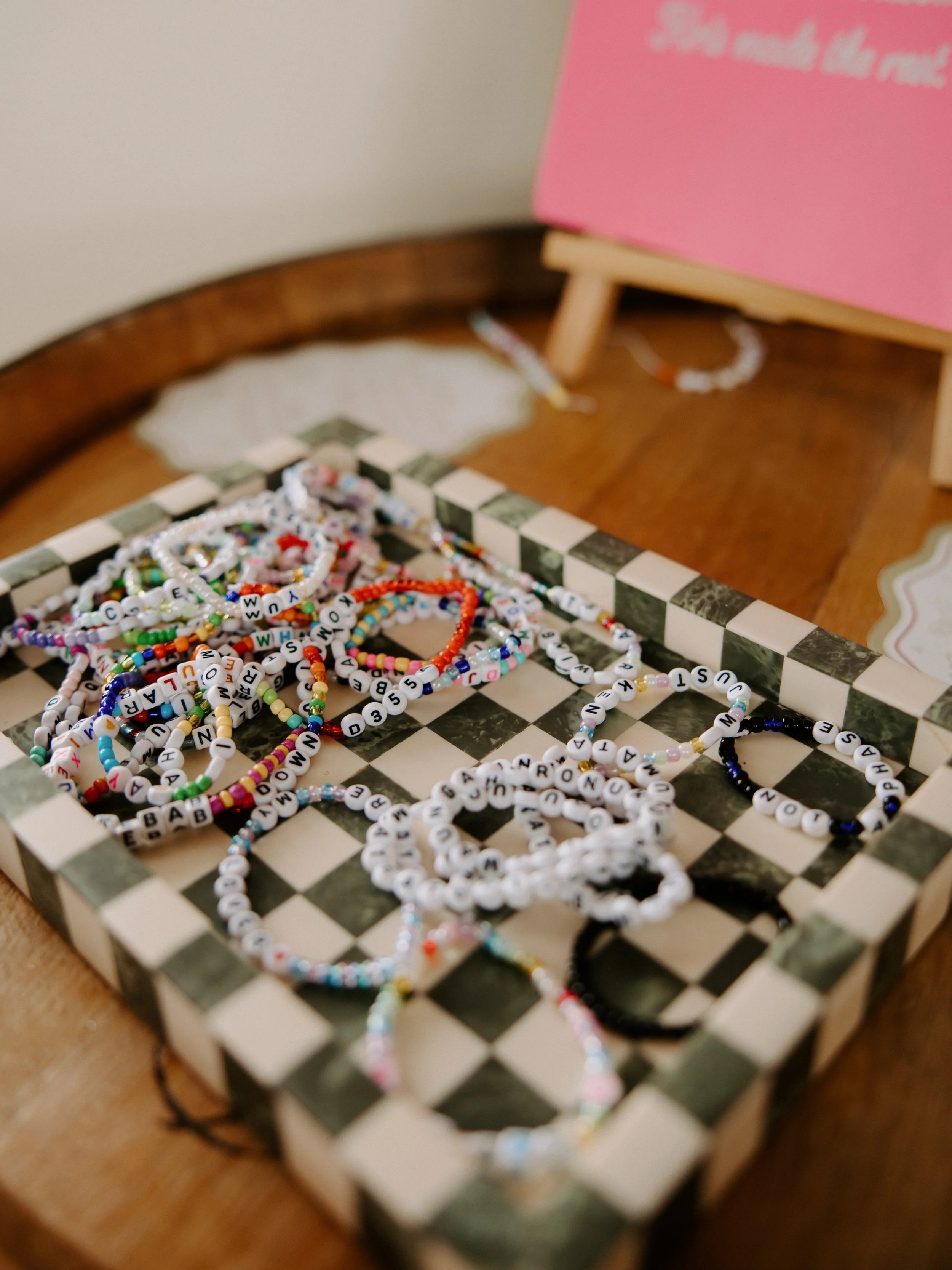 SWIFTIES, THIS ONE&rsquo;S FOR YOU! 🫶✨ Congratulations to Taylor Swift &amp; Travis Kelce on tying the knot! In true Tay Tay style, our real wedding couple Kim &amp; Kris brought the friendship bracelet trend to their own celebration &mdash; and it 