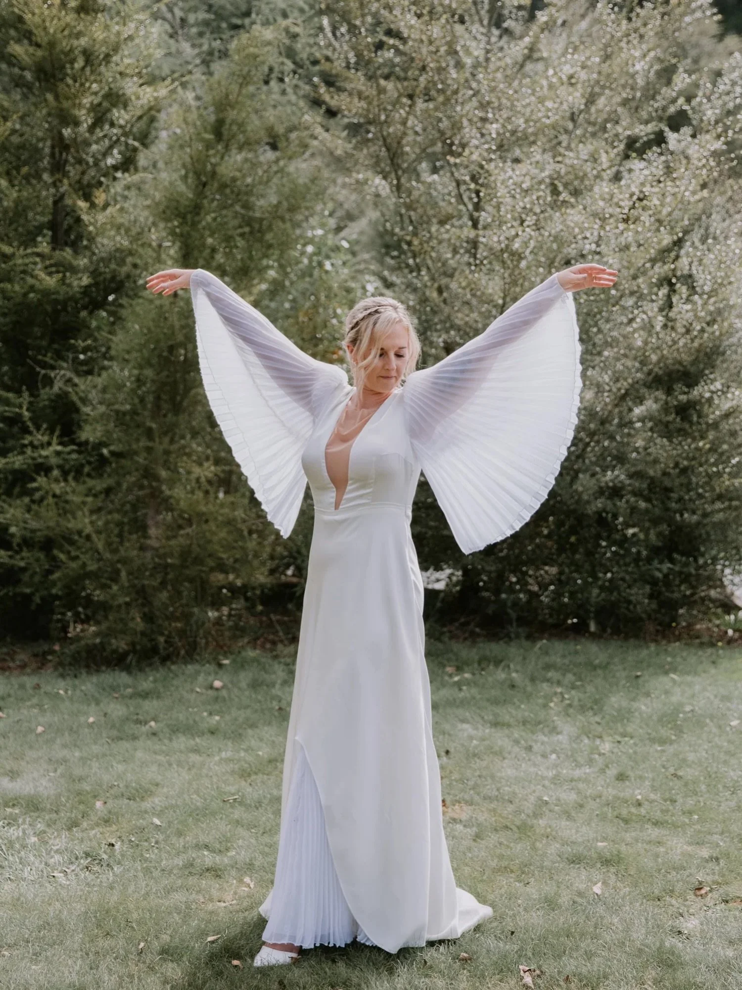 REAL WEDDING // 🤍 Something old, something beautifully reimagined! ✨
For her Nelson wedding, Nakita wore a gown with a special history &mdash; her mum&rsquo;s 1970s wedding dress! 🤍
Her friend Hayley @riverofmischief lovingly reimagined the gown, k