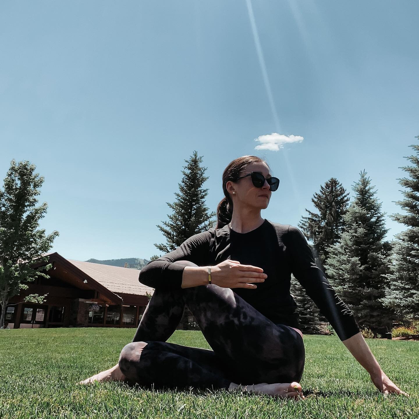 Portability! ✈️🏔The best part of yoga + meditation practices? Take &lsquo;em anywhere, do &lsquo;em anywhere. Literally, you can drop your but in the grass, on a chair, by a river, on the side of a mountain and practice. 🖤 
 
I&rsquo;m a fan of mou
