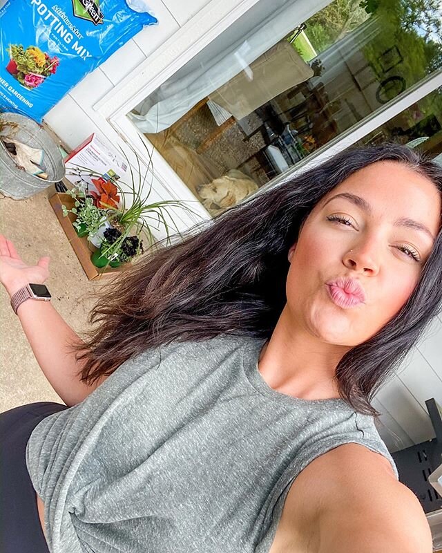 Live in 1 hour over at @leisurlist to talk about container gardening and how to make the most out of your at home patios! Drop a comment if you want me to answer any specific questions! See you all at 5:00pm🍻🌸