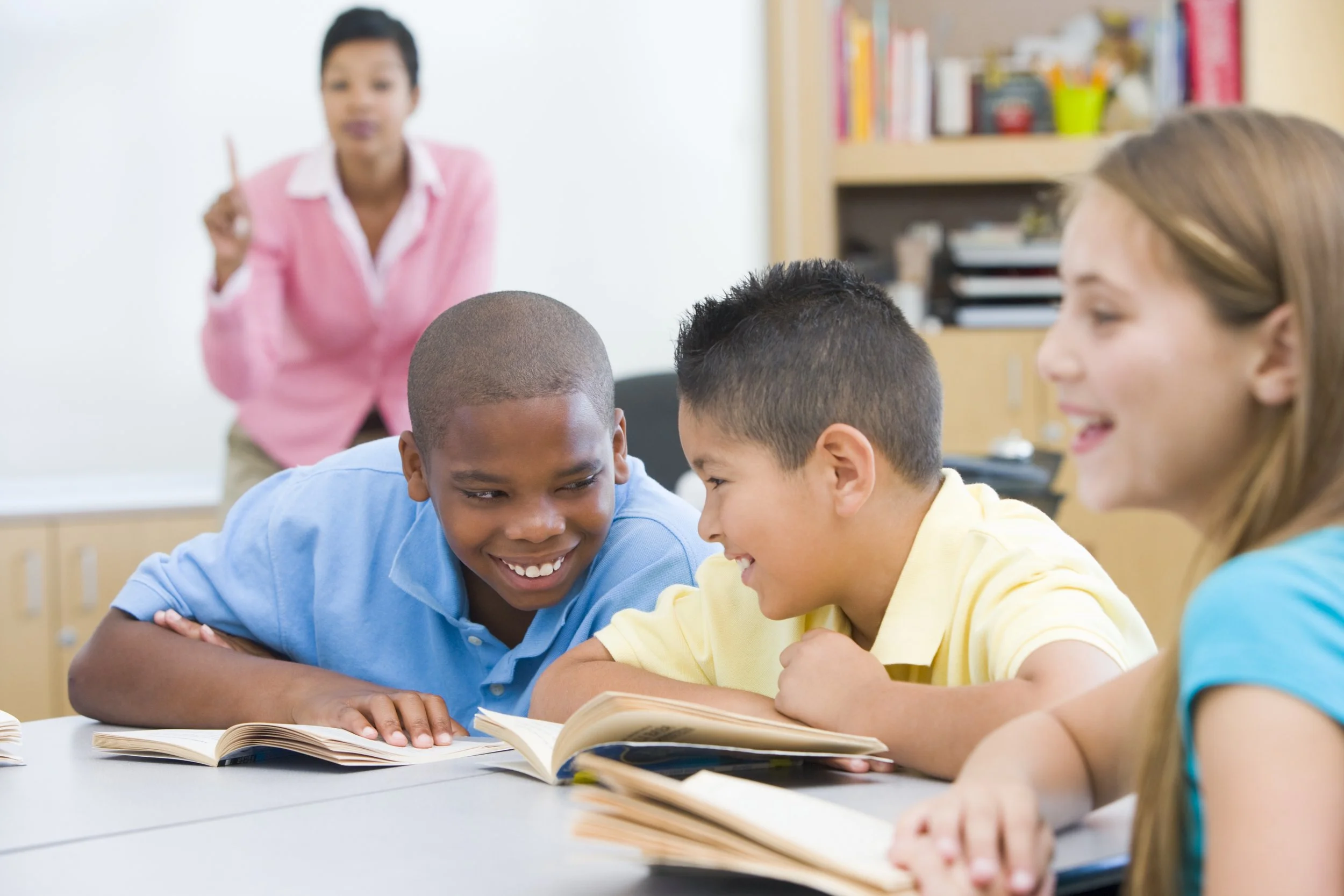 two-boys-misbehaving-in-elementary-school-classroom_rYKZ1SnpBj.jpg