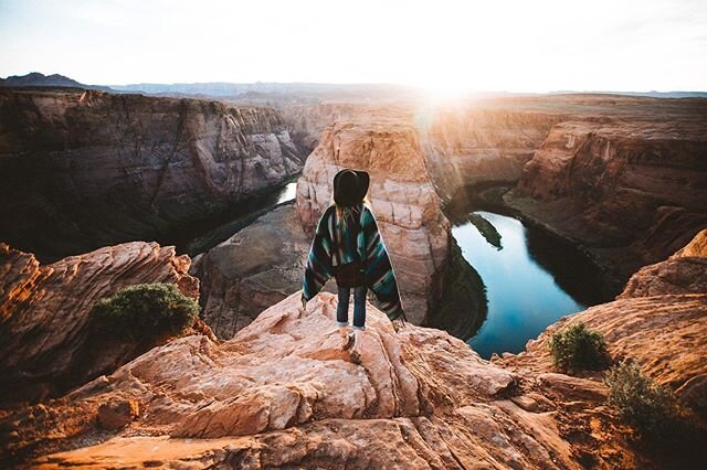 Who has two thumbs and loves epic sunsets in the desert? THIS GIRL 👍🏼
.
Spent the last 10 minutes trying to come up with a thoughtful caption that I haven&rsquo;t already talked about before. Settled for this. Not proud, but it&rsquo;ll have to do.