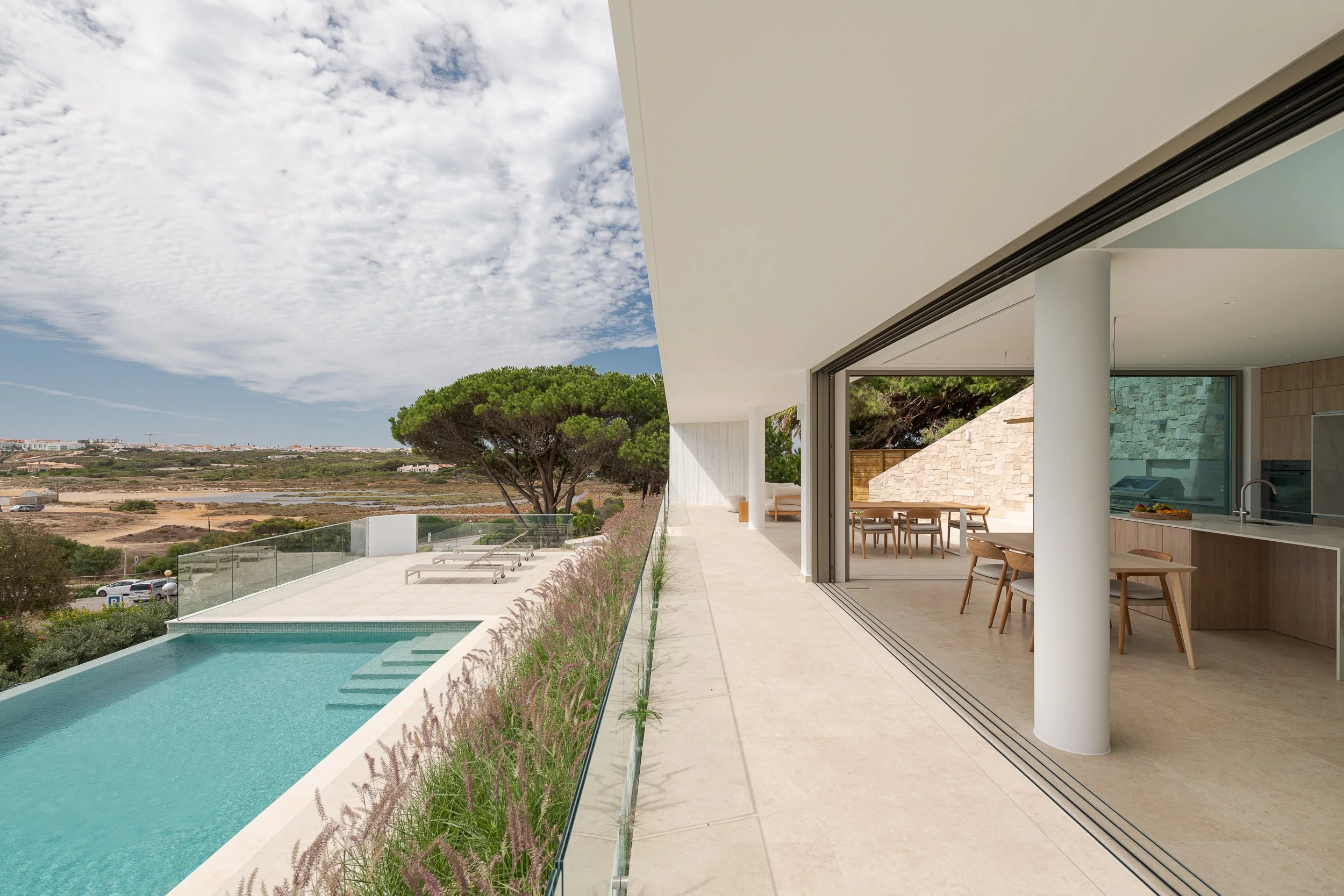 SOH Villa_Image10_RicardoOliveiraAlves.jpg