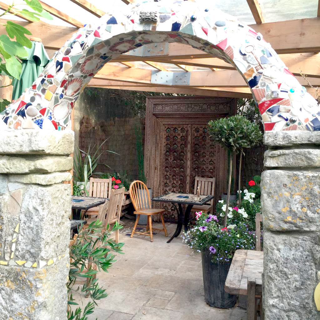 secluded-courtyard-with-mosaic-arch-white-stones-cafe-art-gallery-portland-dorset.jpg