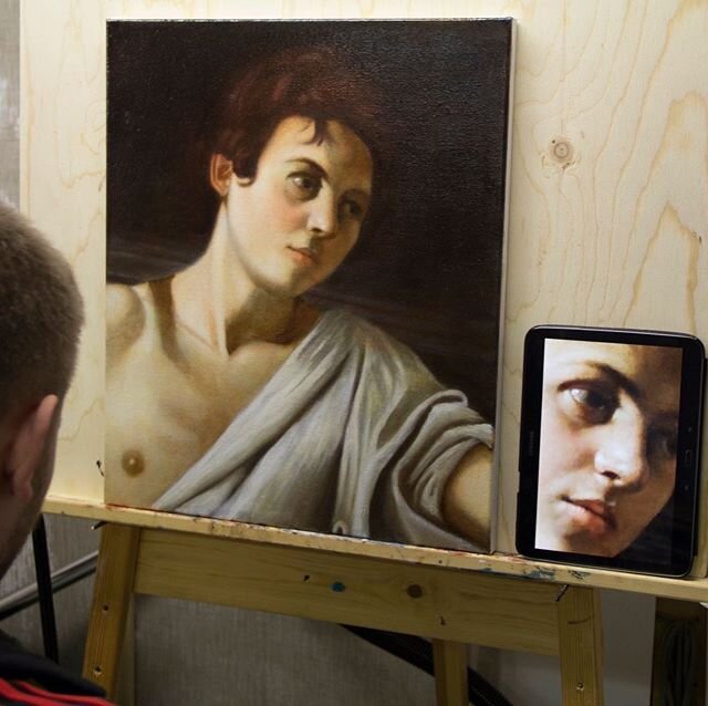 Kuvassa Juri maalaa vanhat maalaustekniikat -kurssilla Caravaggion teoksesta kopiota. Kev&auml;&auml;n kurssille otetaan viel&auml; muutama oppilas mukaan.

Ateljeella alkaa noin kuukauden p&auml;&auml;st&auml; uusi vanhat maalaustekniikat -kurssi, j