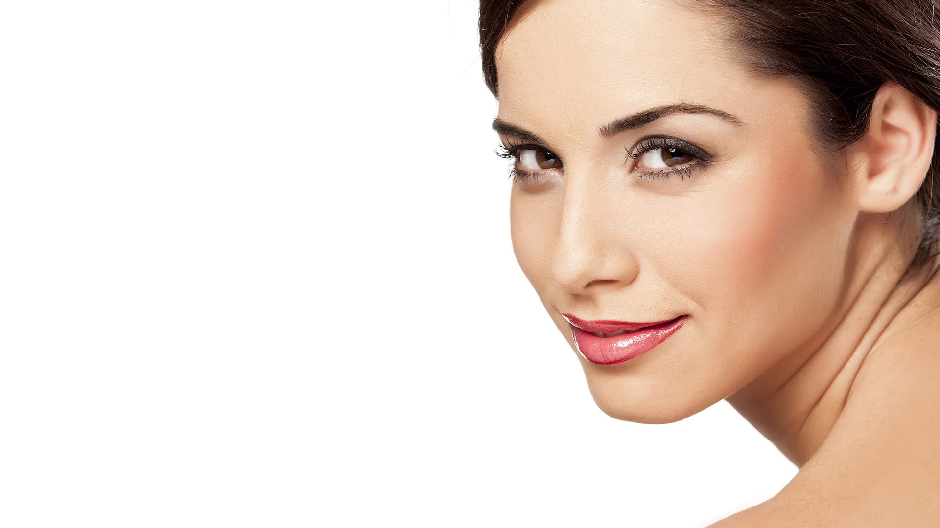 mujer-de-cabello-marron-recogido-con-labial-rojo.jpg