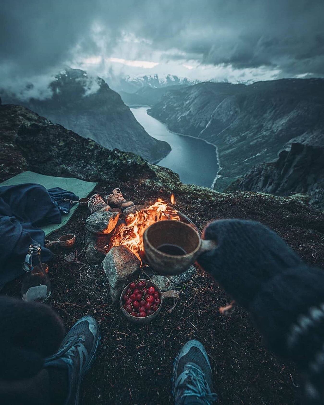 How about a picnic on a mountaintop?
Trolltunga in Norway sure have some incredible views!🏔😍
Mood by @christiantrustrup 📸