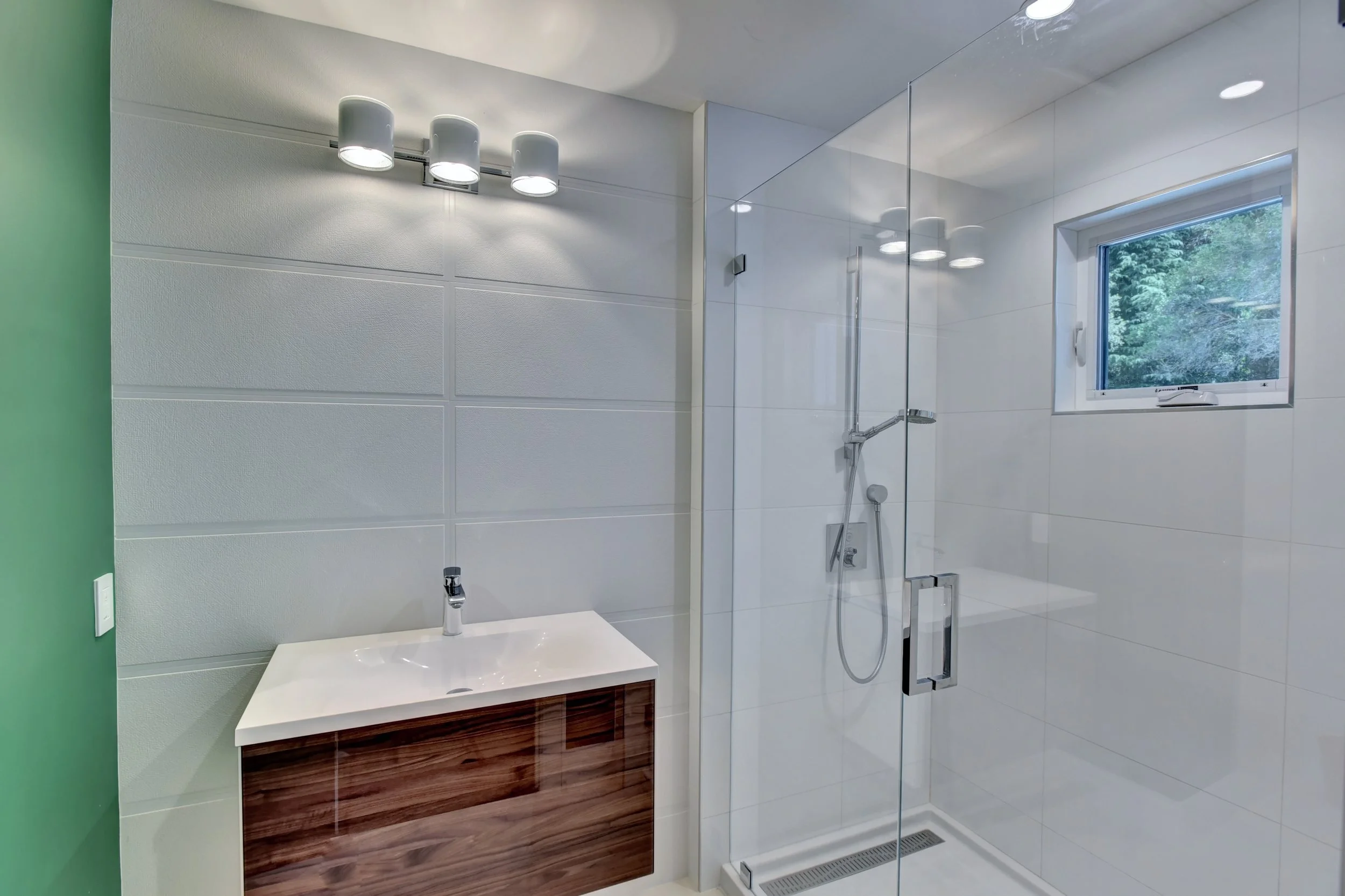33_upstairs bath1.jpg