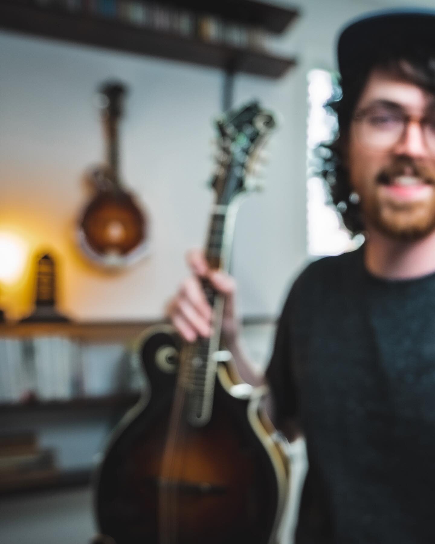 ⬅️ 5 steps coming into focus&hellip; New bluegrass fiddle tune improv video up on the YouTube channel. Link in bio! 

#mandolin #bluegrass #fiddletunes #improv #improvisation