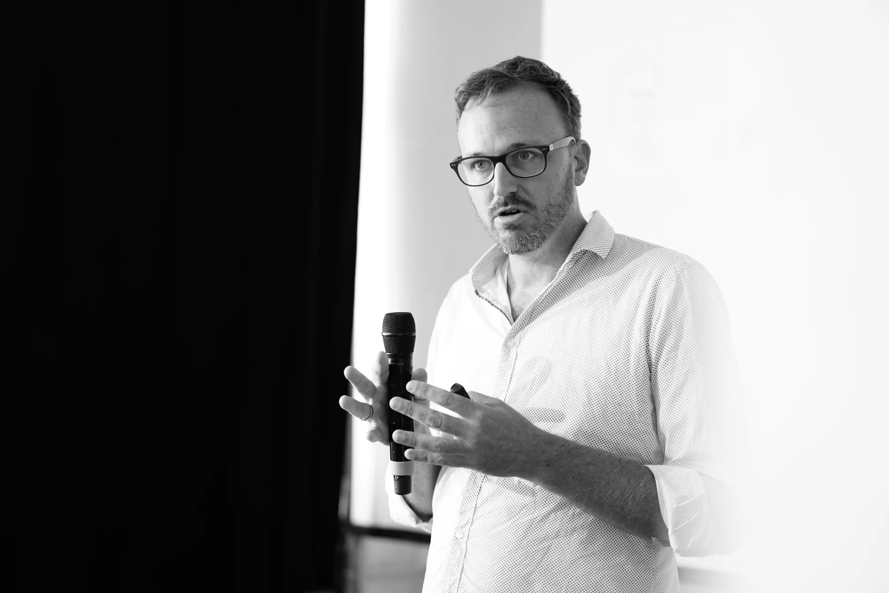 Marlin Watling ist Psychologe und hat langjährig in Leadership- und HR-Rollen Changeprojekte in Großkonzernen geleitet. Heute berät er als Partner bei Lumen Organisationen in Zukunfts- und Mindset-Fragen.