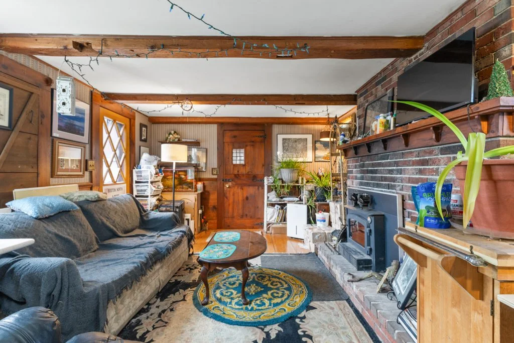 04-3-eagles-nest-living-room-fireplace.jpg