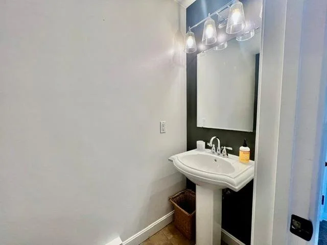 09-Half-Bath-First-Floor.jpg