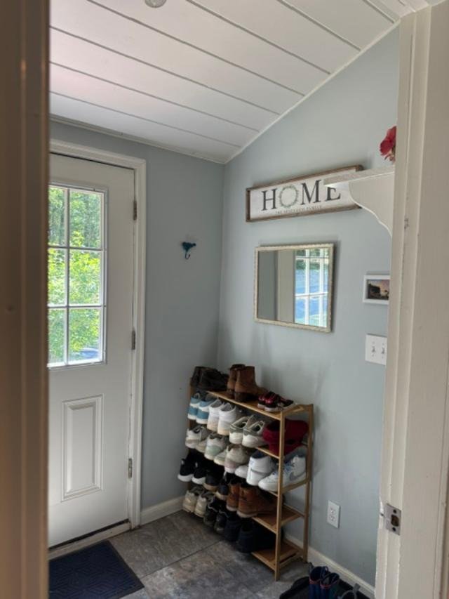 04-37-pleasant-valley-road-cumberland-me-entry-mudroom.jpg