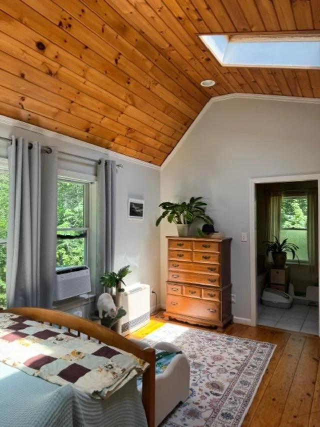 07-37-pleasant-valley-road-cumberland-me-great-room-vaulted.jpg