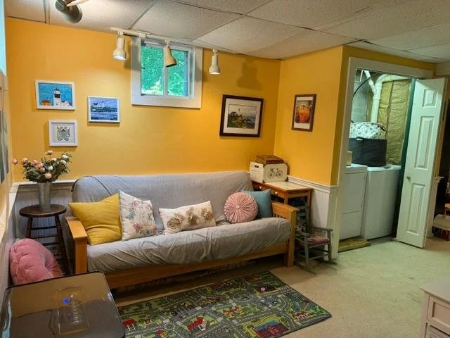 08-37-pleasant-valley-road-cumberland-me-family-room.jpg