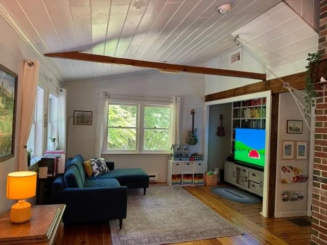 10-37-pleasant-valley-road-cumberland-me-living-room-2.jpg