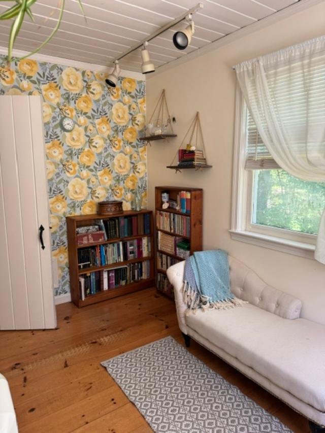 12-37-pleasant-valley-road-cumberland-me-sitting-room.jpg