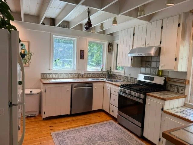 14-37-pleasant-valley-road-cumberland-me-kitchen.jpg