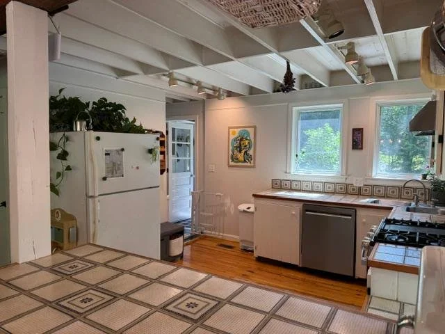 15-37-pleasant-valley-road-cumberland-me-kitchen-2.jpg