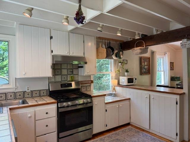 16-37-pleasant-valley-road-cumberland-me-kitchen-3.jpg