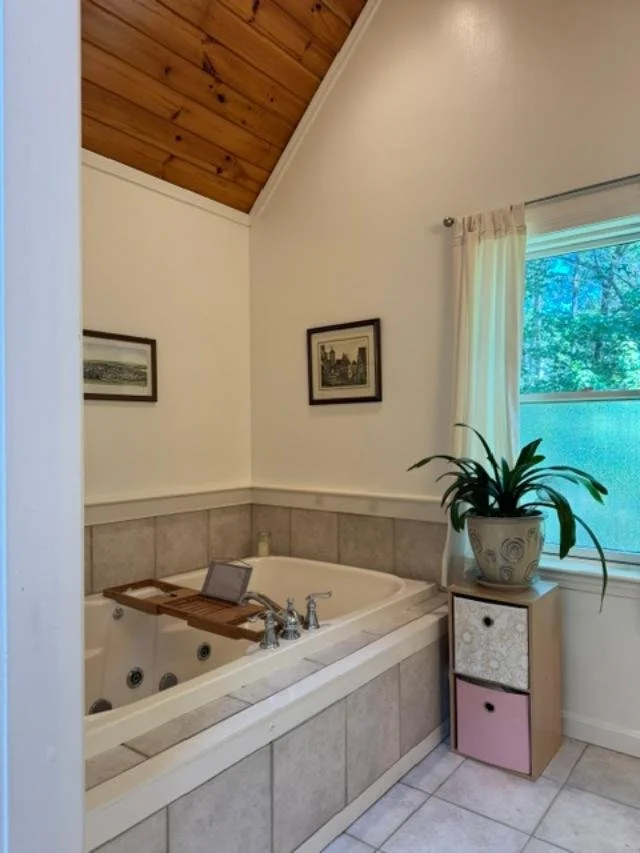 24-37-pleasant-valley-road-cumberland-me-bathroom-soaking-tub.jpg