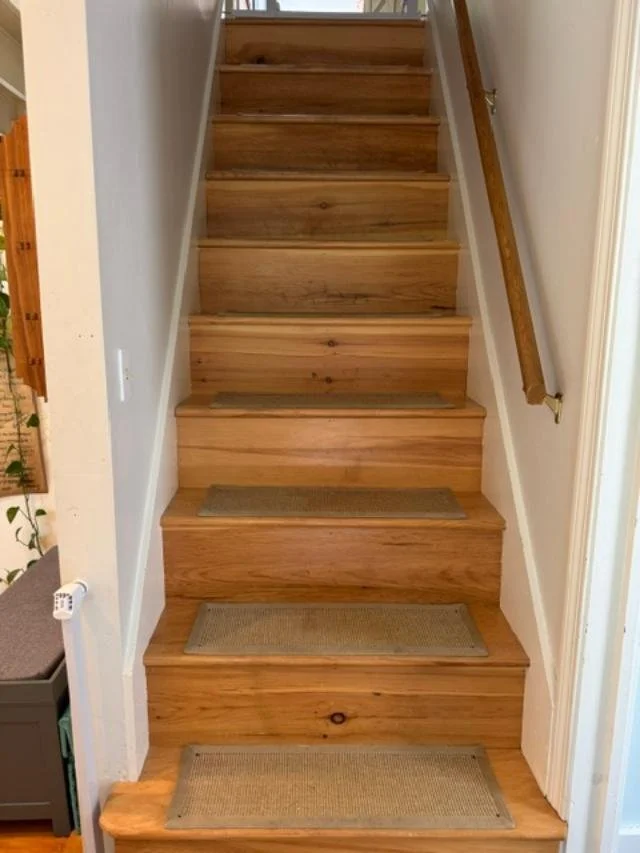 26-37-pleasant-valley-road-cumberland-me-staircase.jpg
